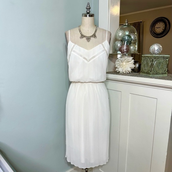 Express Off White Pleated Mini Dress with Crochet Trim Small NWT - Picture 3 of 12